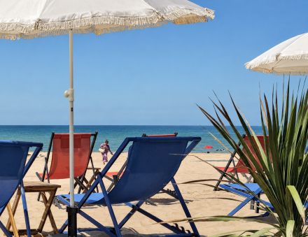 Bar de plage de l’hôtel avec transats face à l’océan à Châtelaillon-Plage