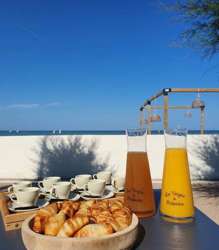 Petit-déjeuner servi sur la terrasse face à la mer à Châtelaillon-Plage