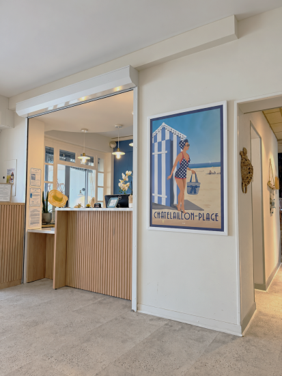Réception de l'Hôtel Le Rivage esprit bord de mer à Chatelaillon-Plage