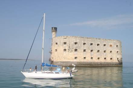 Voilier naviguant devant le Fort Boyard, au large de la Charente-Maritime