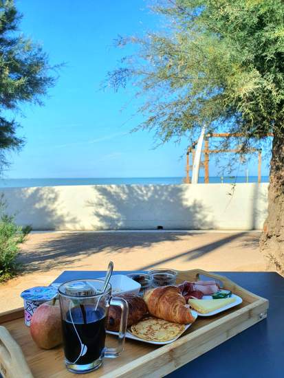 Petit-déjeuner servi sur la terrasse face à la mer à Châtelaillon-Plage