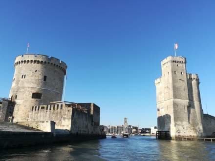 Entrée du Vieux-Port de La Rochelle vue depuis un bateau de plaisance, entre les deux tours