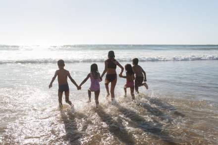 Enfants en vacances en bord de mer, petit-déjeuner offert aux enfants