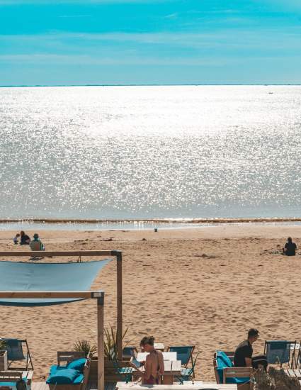 Vue sur la mer depuis le balcon d’une chambre de l’hôtel Le Rivage à Châtelaillon-Plage