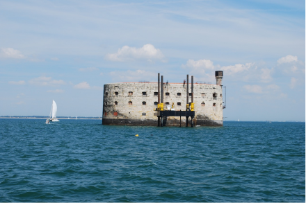 Fort Boyard au large de la Charente-Maritime, visible depuis la plage de Châtelaillon-Plage