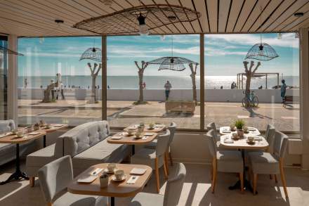 Véranda du petit-déjeuner de l’hôtel Le Rivage avec vue sur la plage et la mer à Châtelaillon-Plage