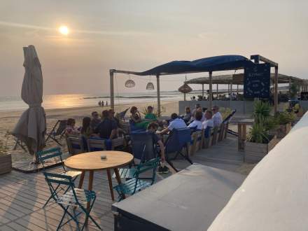 Soirée au coucher du soleil sur la terrasse du bar de plage